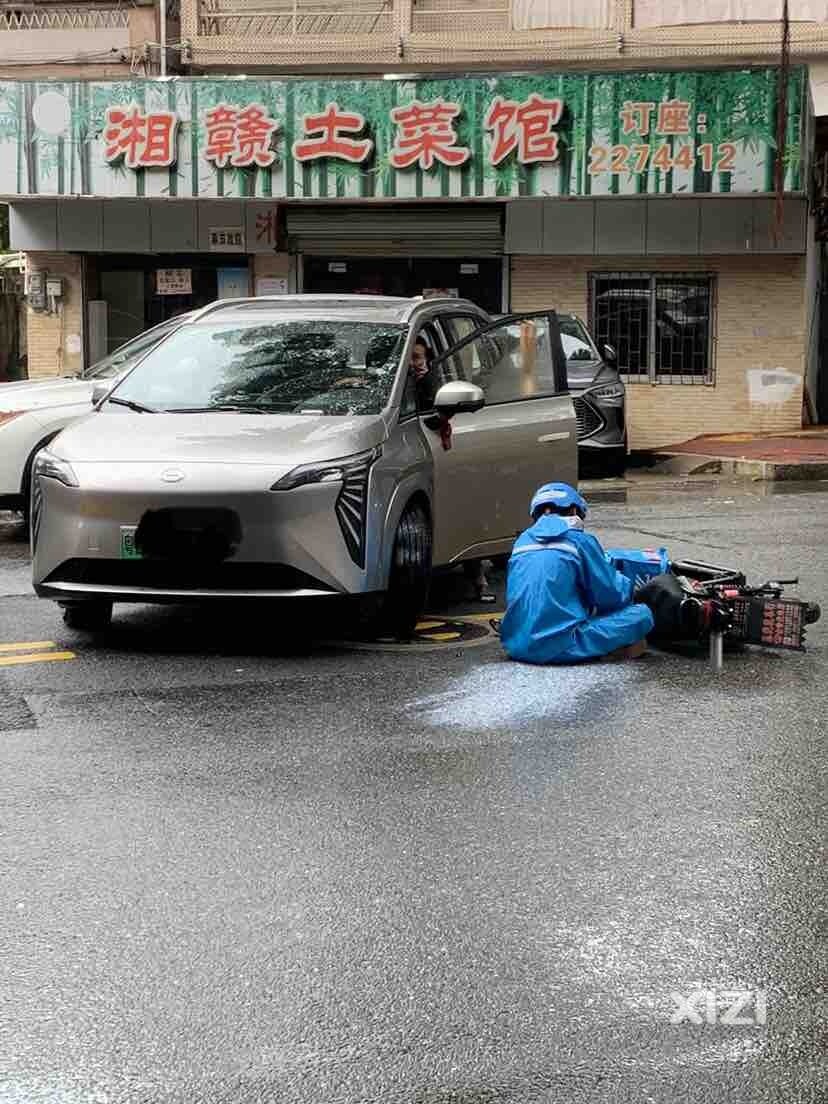 龙丰大岭路一名“饿了”小哥被撞倒，幸好人无大碍。