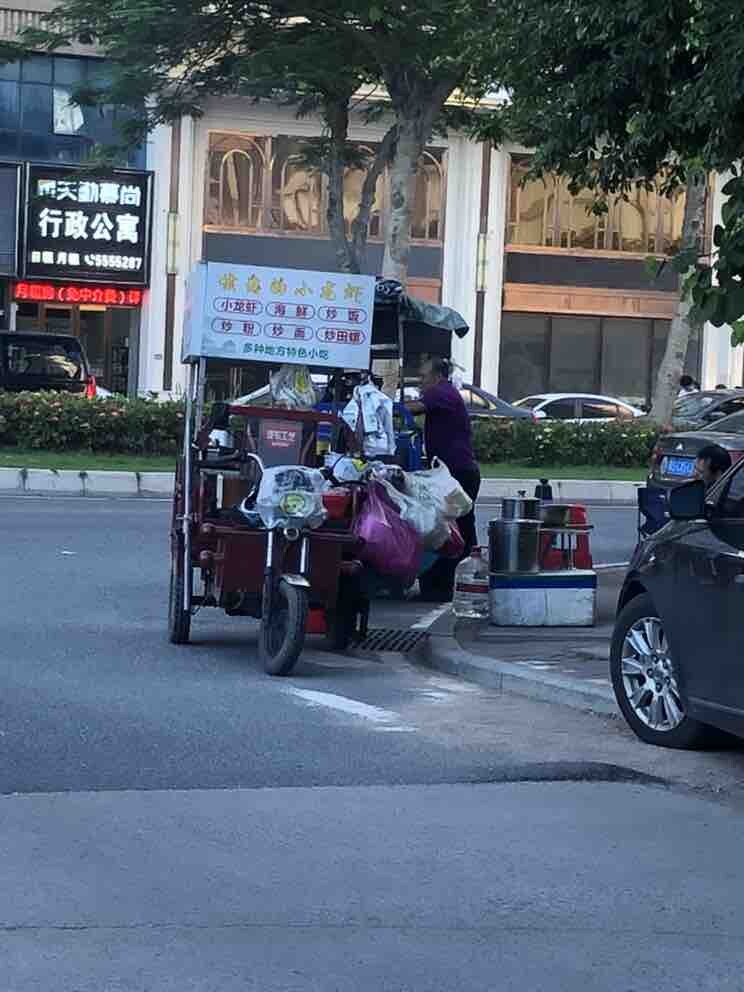 马路中间摆放整齐的文
