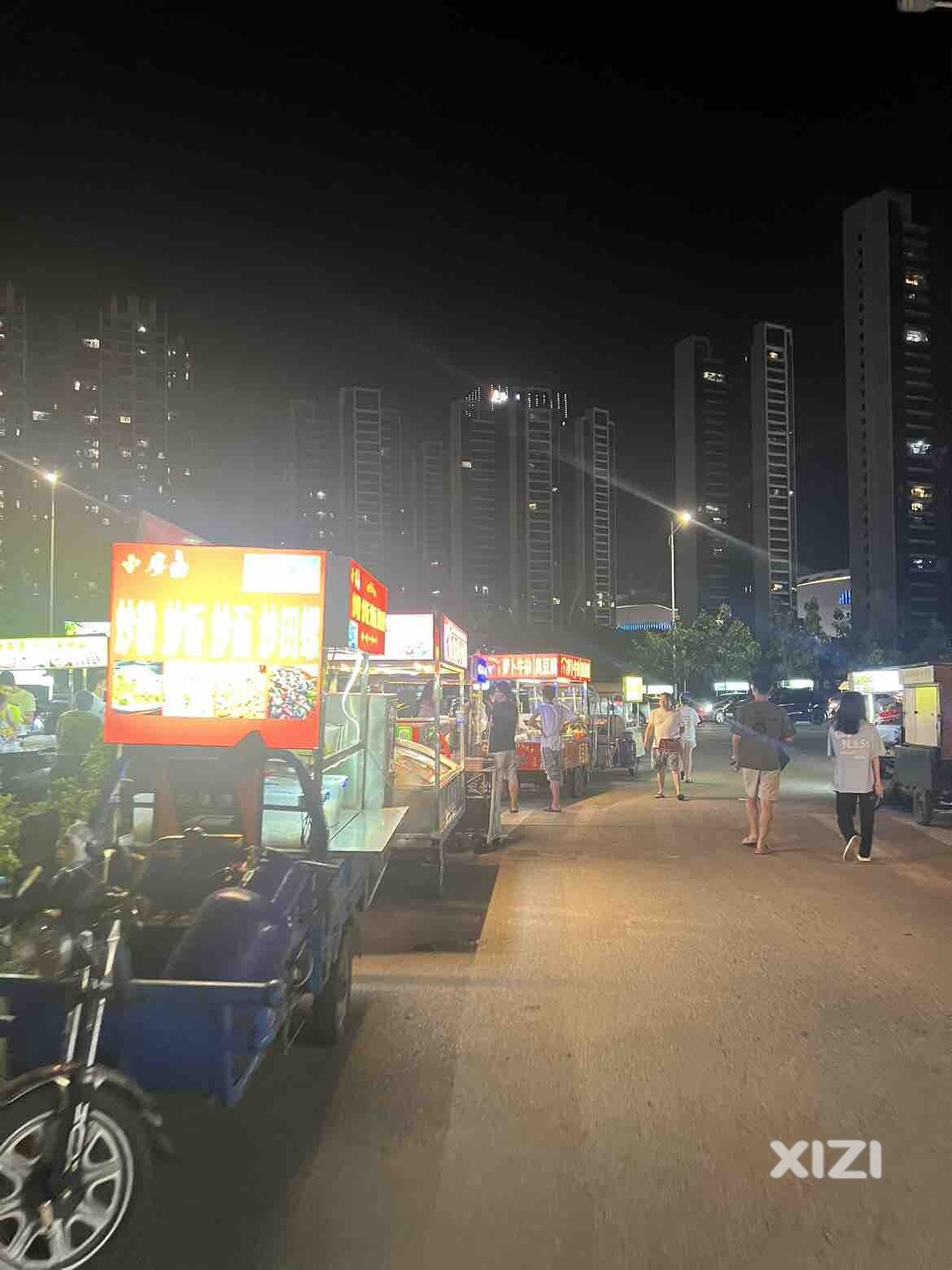 金山湖奥园旁边也有夜市美食街