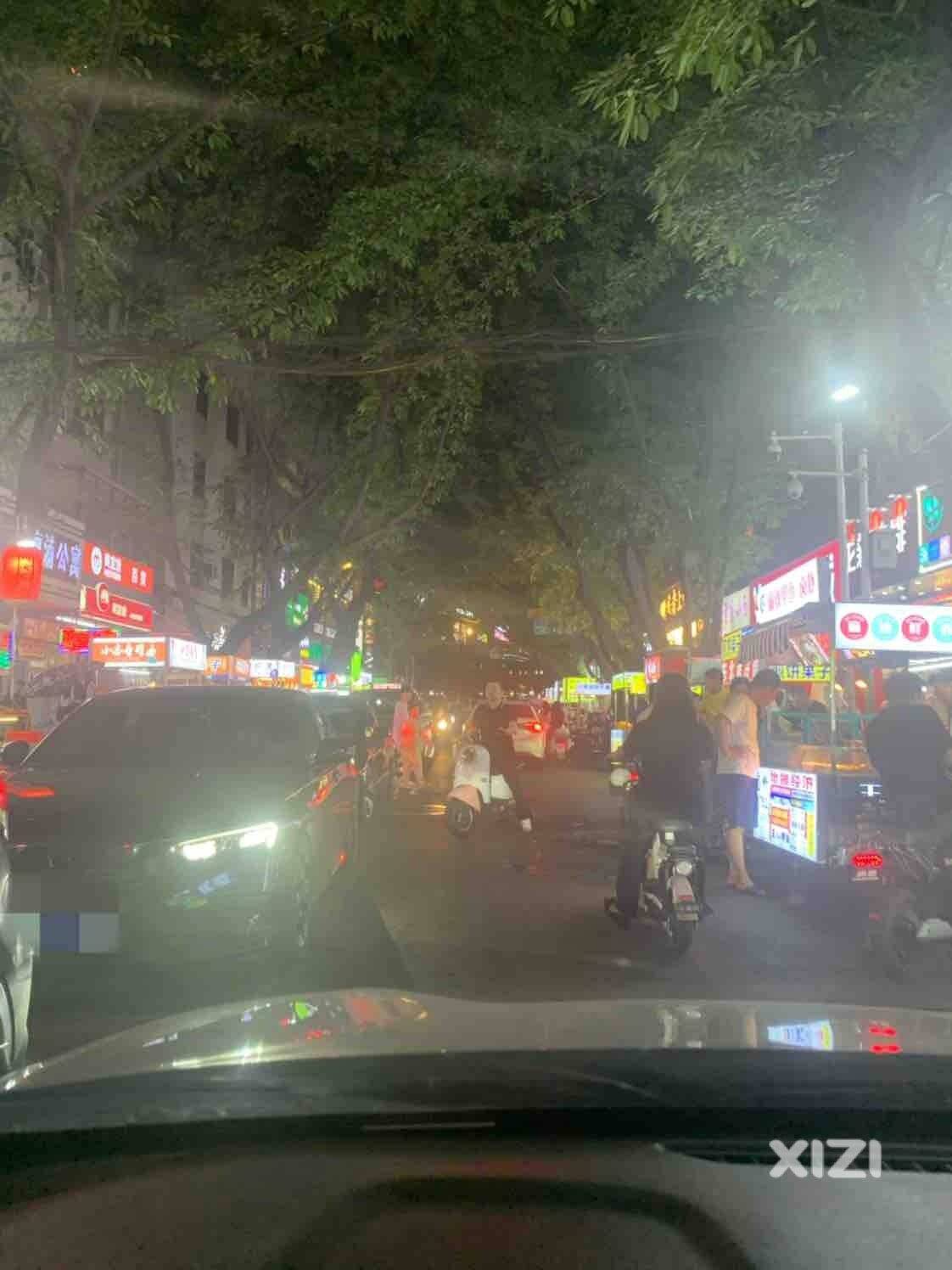 河南岸骡子湖三路整条街两边全是摆摊，严重影响交通秩序