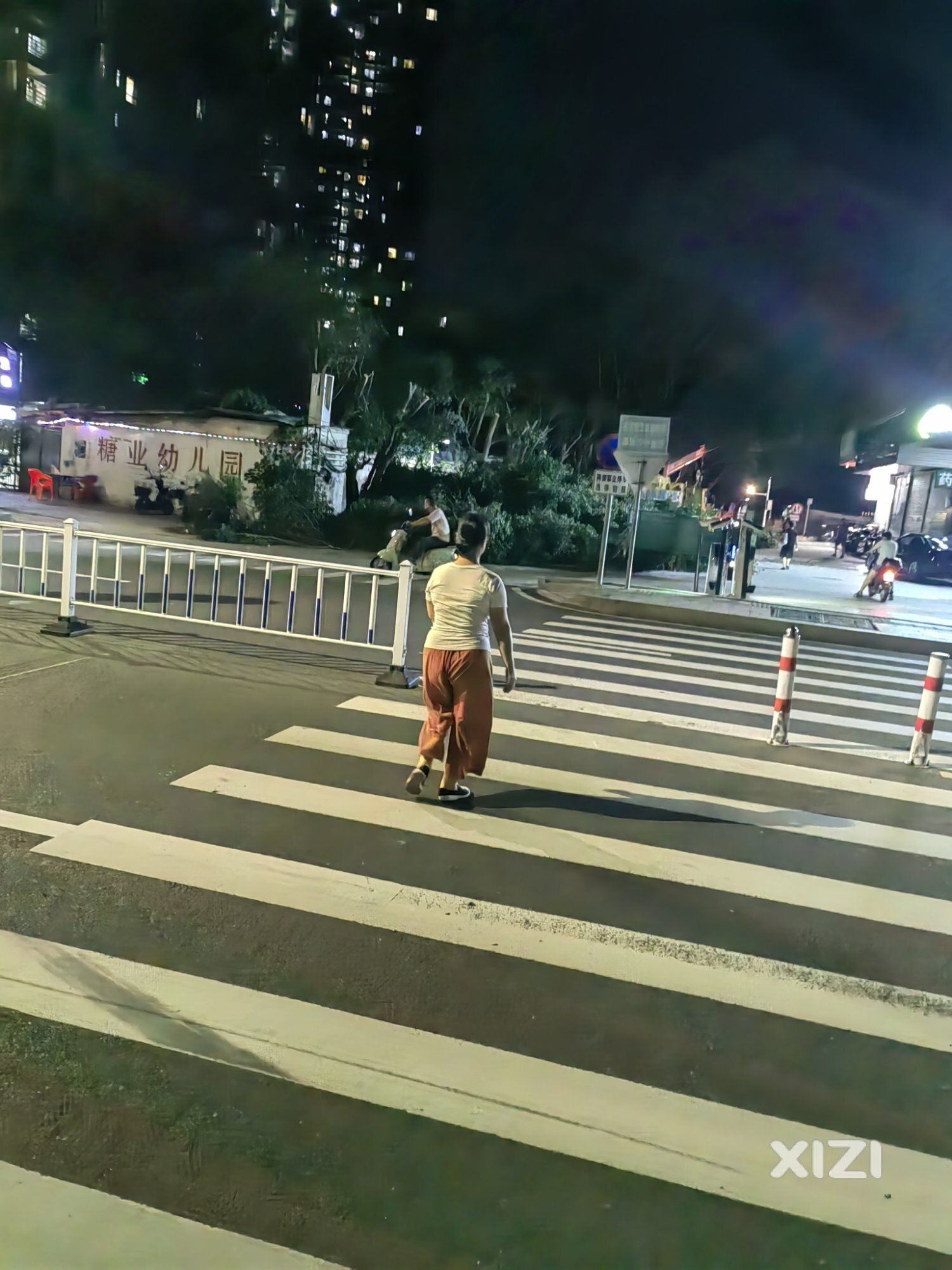 伐树却又不拦路，尽把车骗进来