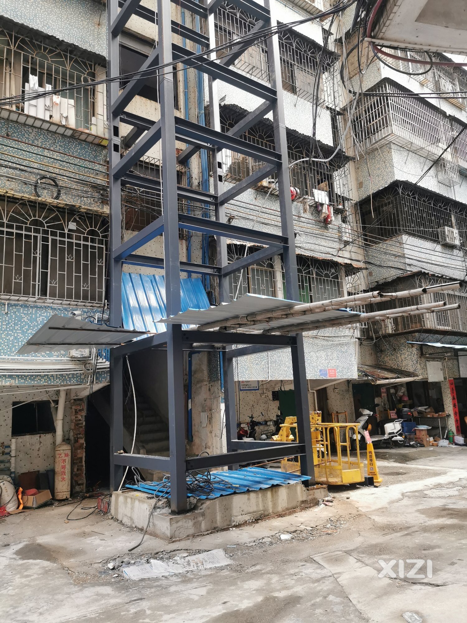 野蛮加建电梯