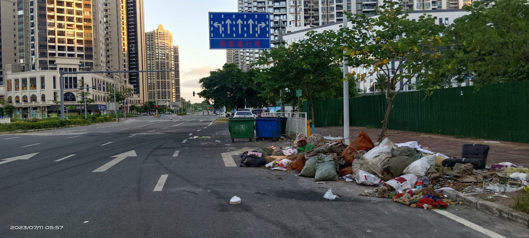 路边垃圾场
