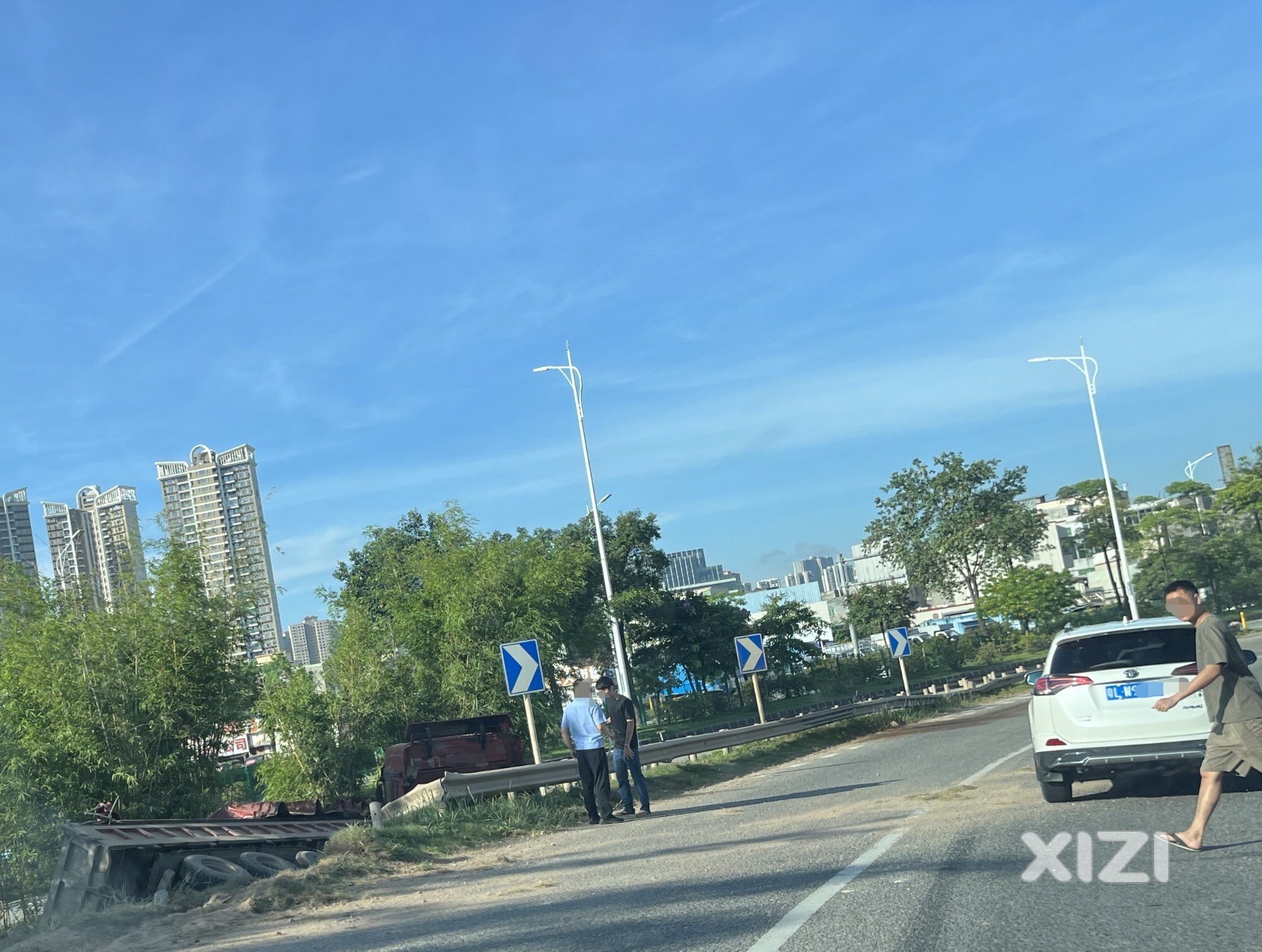 大货车掉沟里，护栏贵不贵，交警已到位。。。