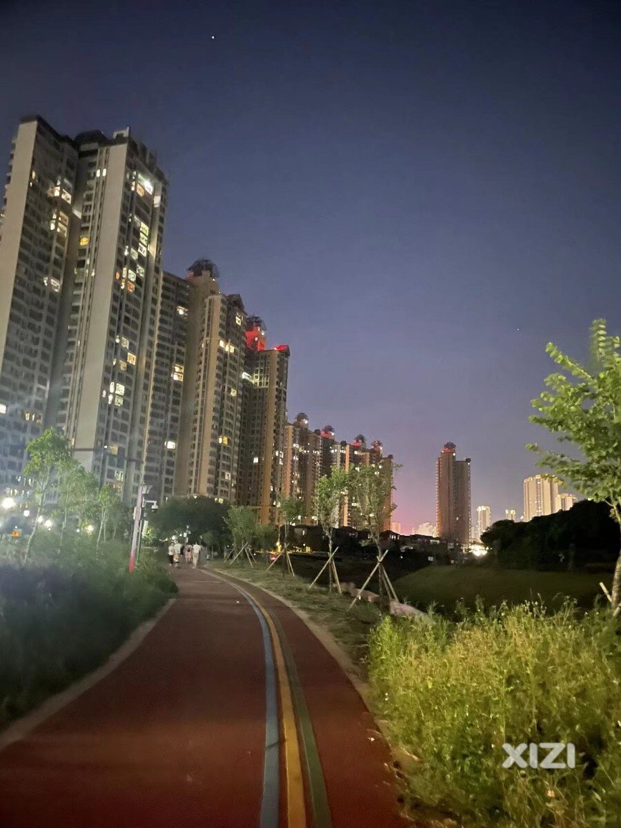 请问这路灯装了大半年为什么就不开灯呢？