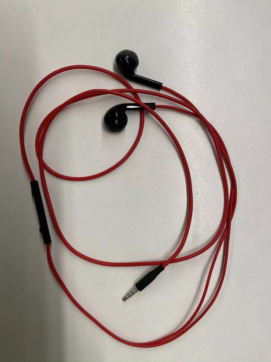 同事跟我借耳机，我不借，被他说了一顿