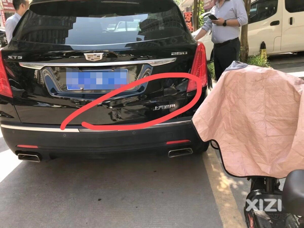 疑似凯迪拉克碰瓷街头电动车事件