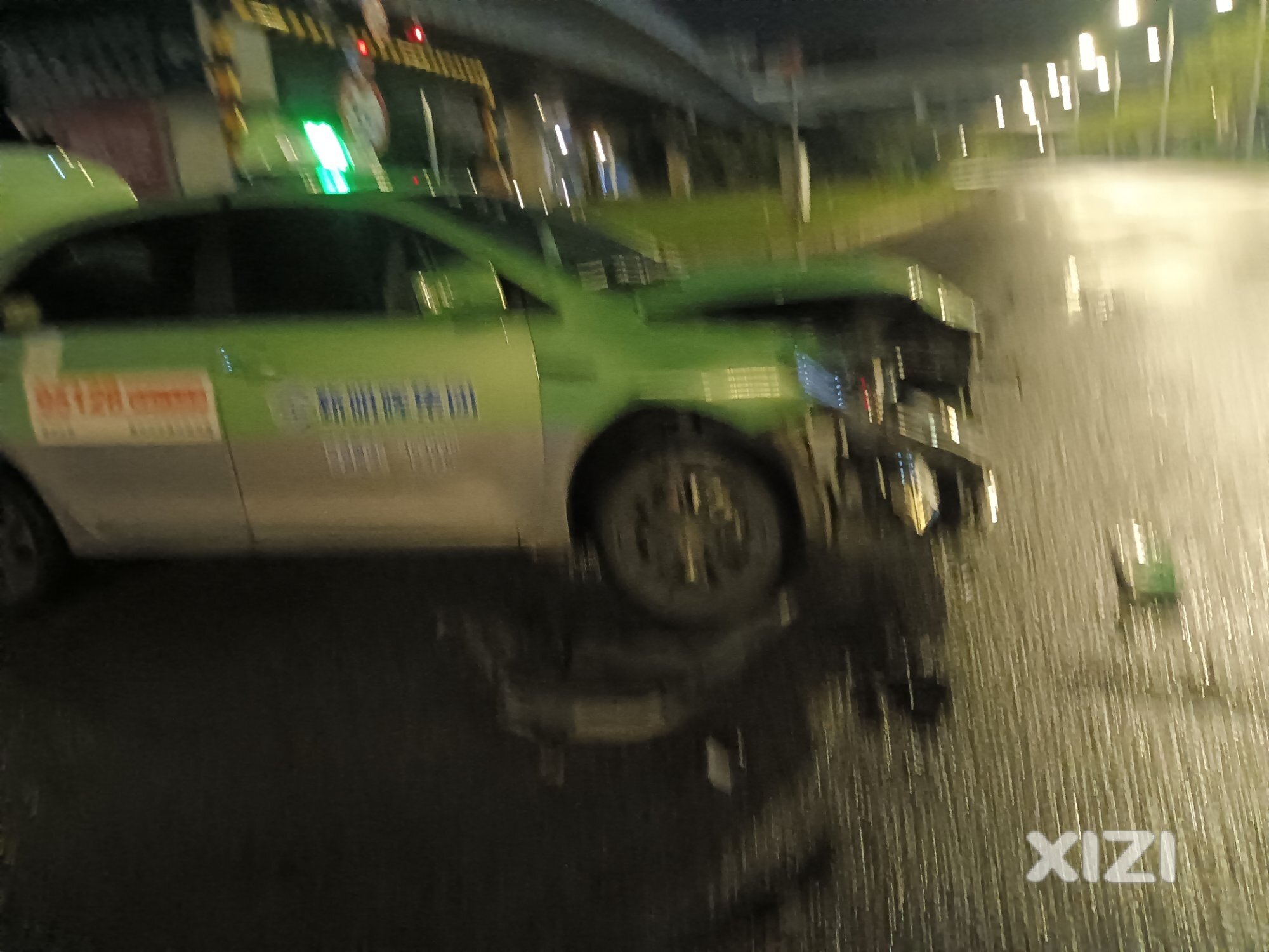 酒驾撞车逃逸！