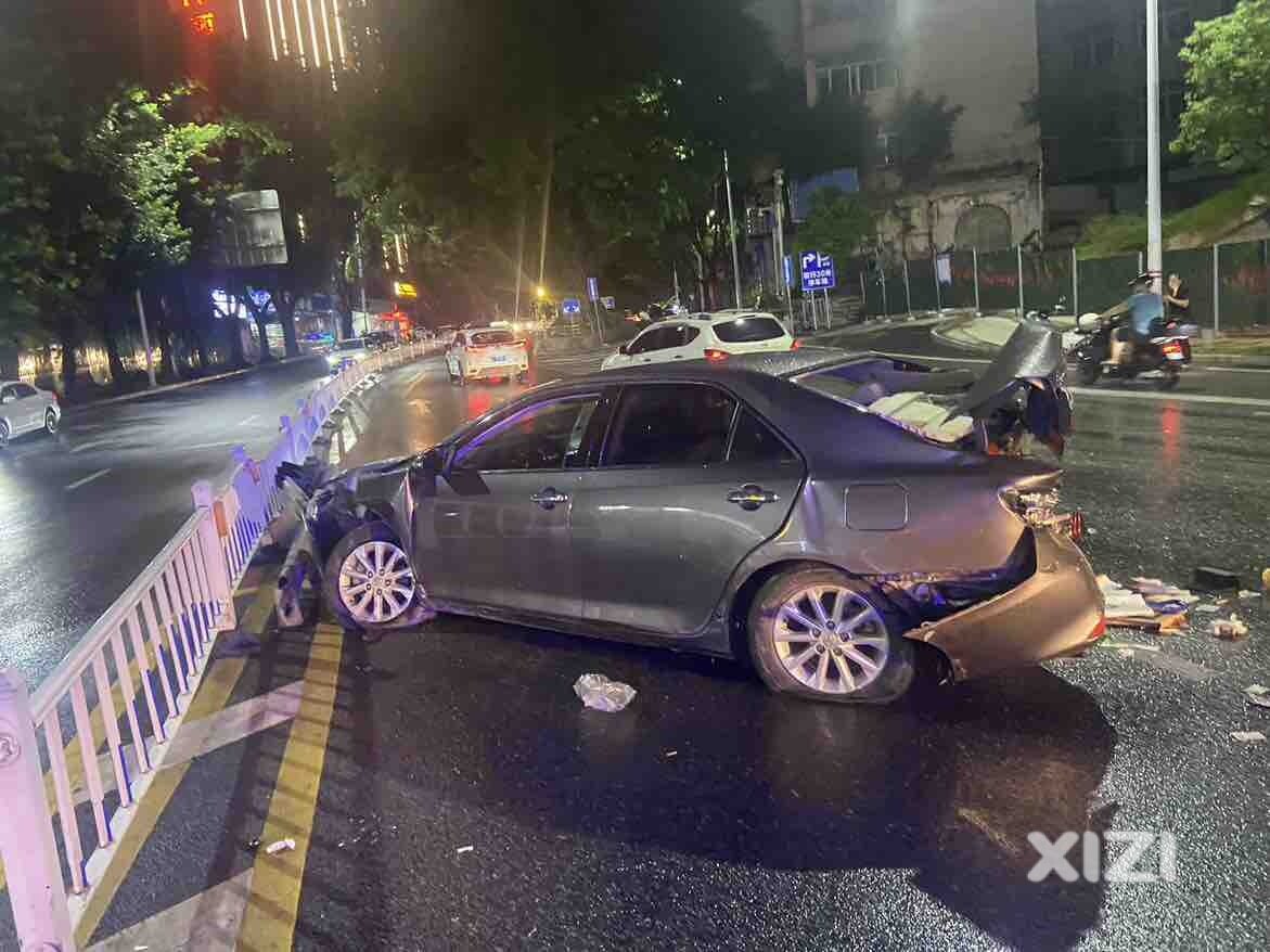 维纳斯酒店附近汽车撞防护栏