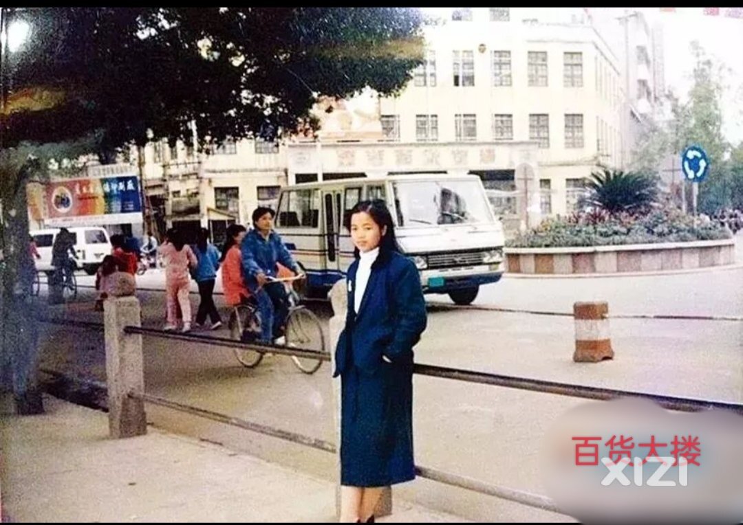百货大楼前(单车载人